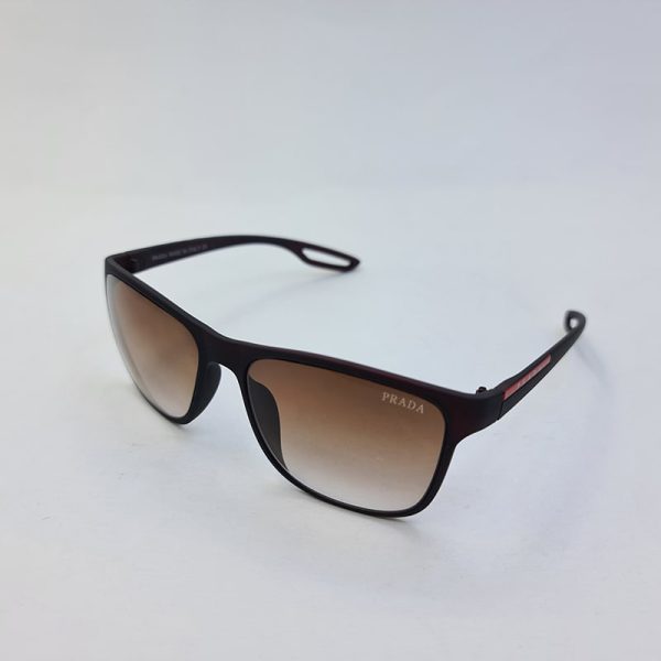 عکس از عینک آفتابی پرادا با فریم قهوه ای مات و عدسی سایه روشن مدل 8084