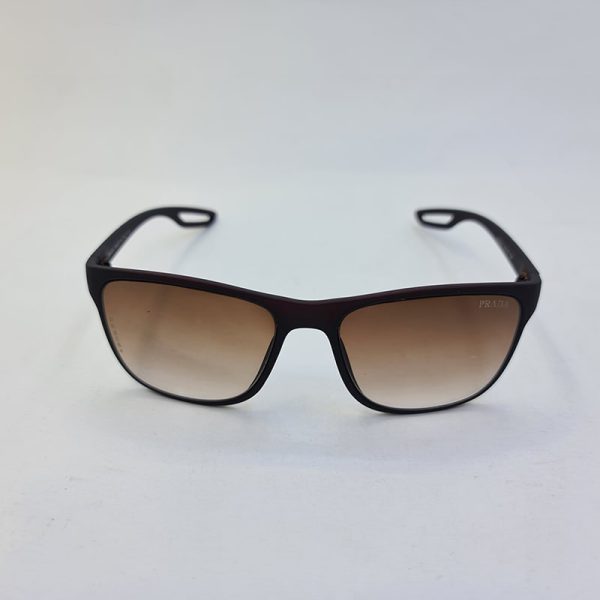 عکس از عینک آفتابی پرادا با فریم قهوه ای مات و عدسی سایه روشن مدل 8084