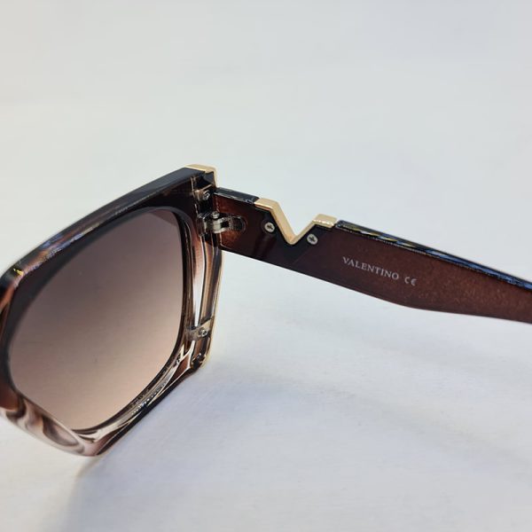 عکس از عینک آفتابی با فریم و دسته قهوه ای برند ولنتینو مدل vn88002