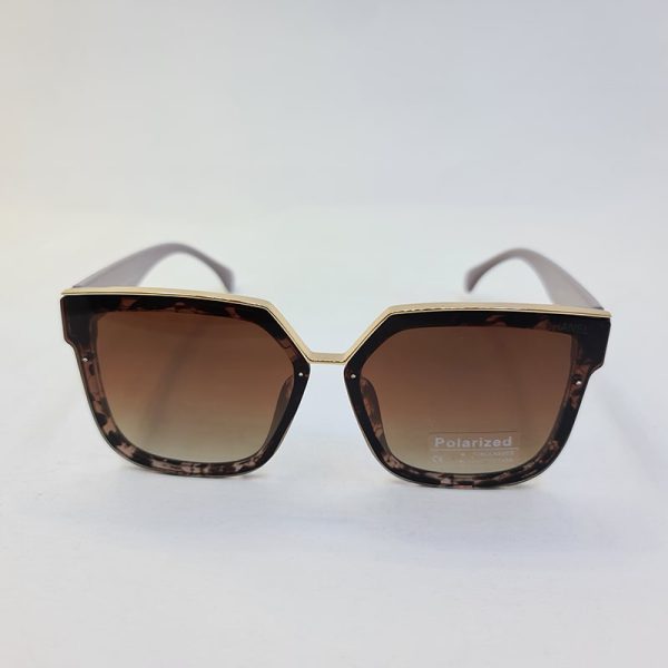 عکس از عینک آفتابی پلاریزه chanel با فریم قهوه ای و دسته طوسی مدل p6809