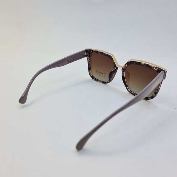 عکس از عینک آفتابی پلاریزه chanel با فریم قهوه ای و دسته طوسی مدل p6809