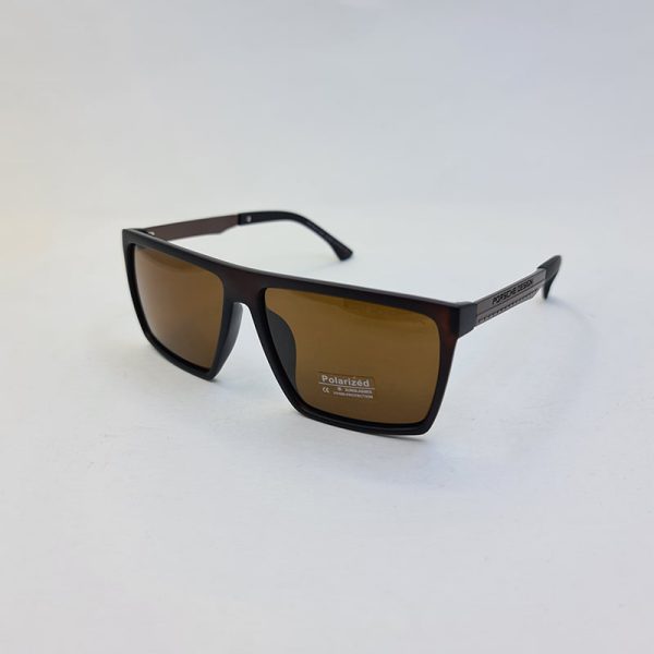 عکس از عینک آفتابی پلاریزه پورشه دیزاین با فریم و عدسی قهوه ای رنگ مدل p929