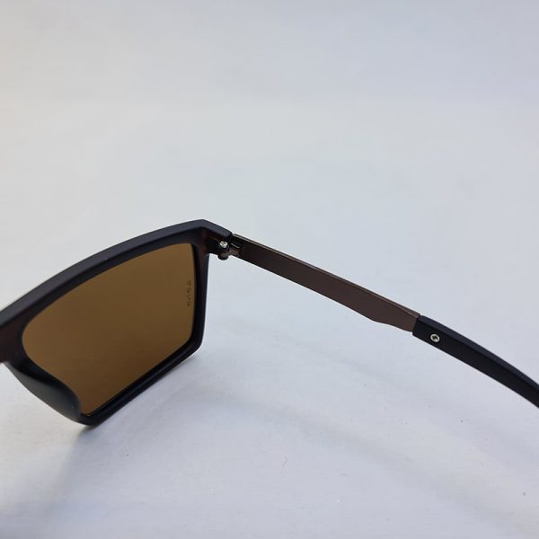 عکس از عینک آفتابی پلاریزه پورشه دیزاین با فریم و عدسی قهوه ای رنگ مدل p929