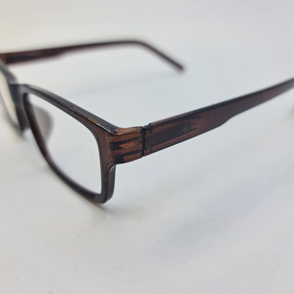 عکس از عینک مطالعه نمره +1. 25 با فریم قهوه ای و مستطیلی شکل مدل fh631