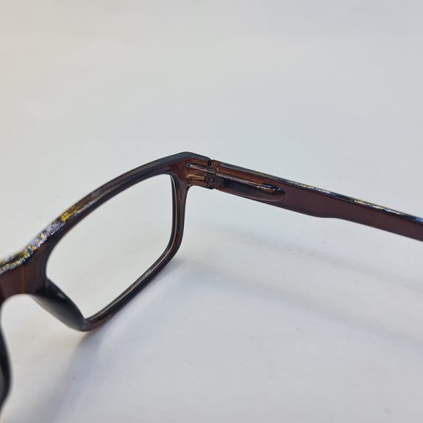 عکس از عینک مطالعه نمره +1. 50 با فریم قهوه ای و مستطیلی شکل مدل fh631