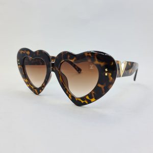 عکس از عینک آفتابی Louis Vuitton با فریم قلبی و قهوه ای چندرنگ مدل 21095