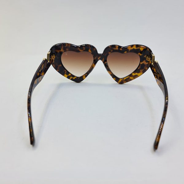 عکس از عینک آفتابی louis vuitton با فریم قلبی و قهوه ای چندرنگ مدل 21095