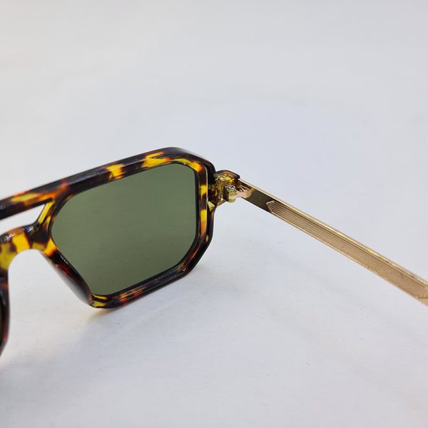 عکس از عینک آفتابی دیوید بکهام با فریم پلنگی و هاوانا و عدسی سبز مدل d22845