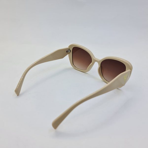 عکس از عینک آفتابی با فریم کرمی و لنز قهوه ای و دسته 3 بعدی برند prada مدل d22909