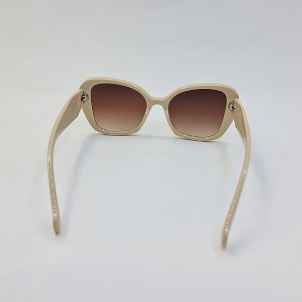 عکس از عینک آفتابی با فریم کرمی و لنز قهوه ای و دسته 3 بعدی برند prada مدل d22909