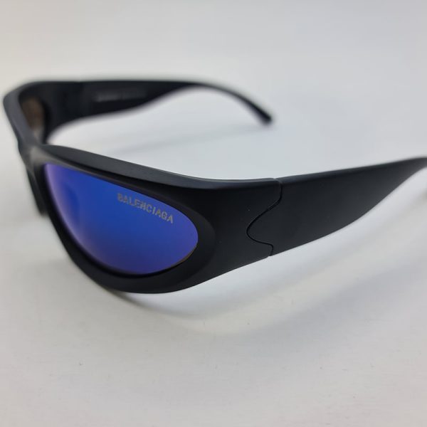 عکس از عینک آفتابی بالینسیاگا با فریم مشکی و مات و عدسی آینه ای آبی مدل 3332