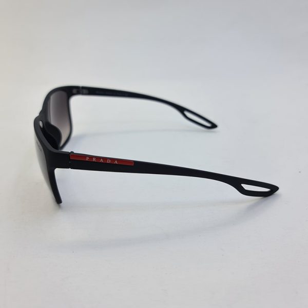 عکس از عینک آفتابی پرادا با فریم مشکی مات و عدسی سایه روشن مدل 8084