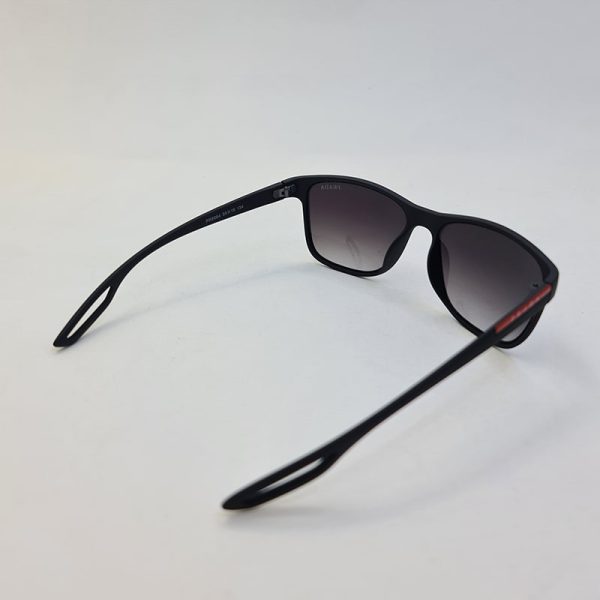 عکس از عینک آفتابی پرادا با فریم مشکی مات و عدسی سایه روشن مدل 8084