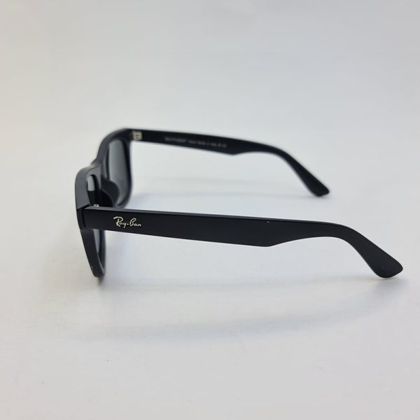 عکس از عینک آفتابی ریبن عدسی شیشه ای با فریم مشکی مات و لنز دودی مدل rb2140-884