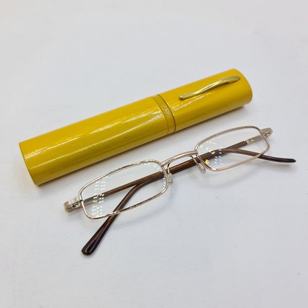 عکس از عینک مطالعه با نمره چشم 1. 75 و طرح خودکاری و قاب زرد