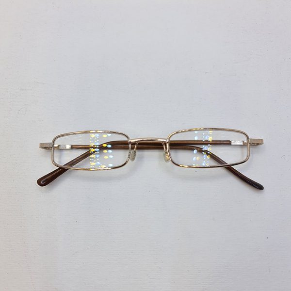 عکس از عینک مطالعه با نمره چشم 4. 00 و طرح خودکاری و قاب زرد