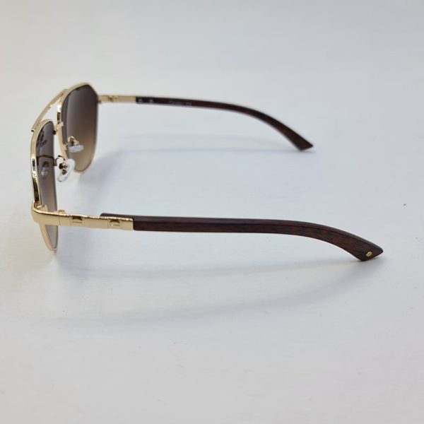 عکس از عینک آفتابی کارتیه با فریم خلبانی و دسته چوبی و عدسی قهوه ای مدل p1002