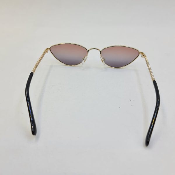عکس از عینک آفتابی شنل با فریم گربه ای و عدسی قهوه ای و دسته زنجیری مدل g29546