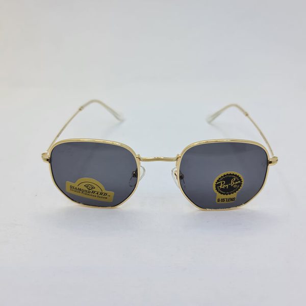 عکس از عینک آفتابی ریبن با فریم چندضلعی و طلایی و لنز دودی مدل 3548