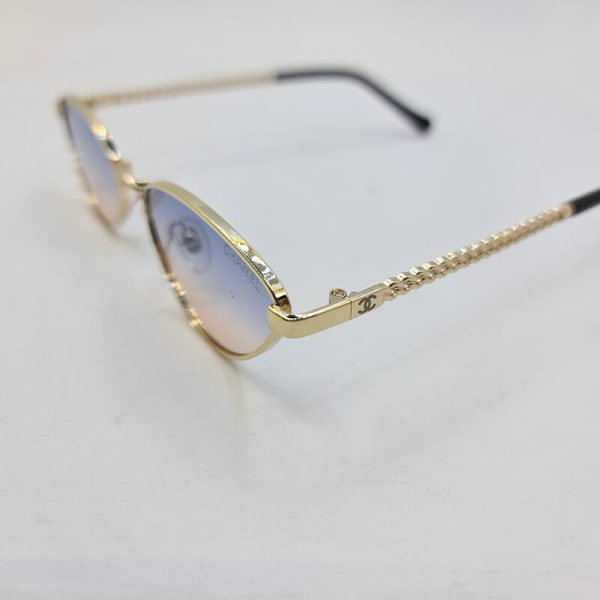 عکس از عینک آفتابی شنل با فریم مثلثی و لنز دو رنگ و دسته طرح زنجیری مدل g29546