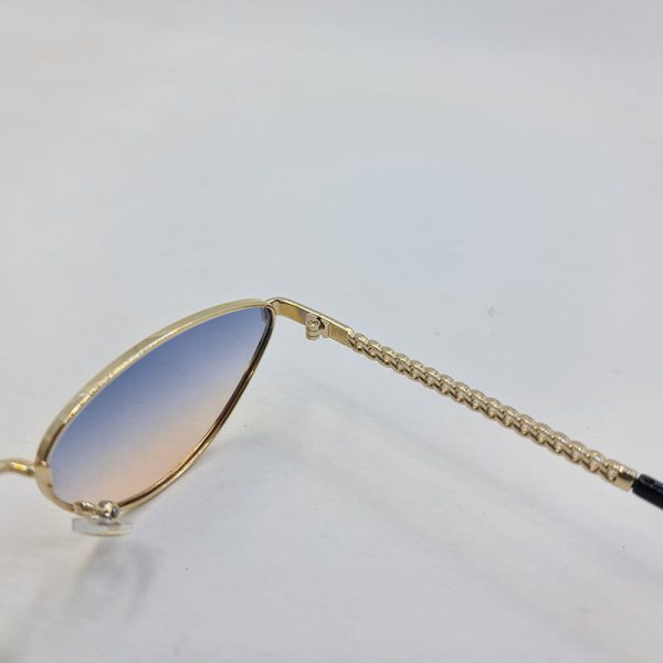 عکس از عینک آفتابی شنل با فریم مثلثی و لنز دو رنگ و دسته طرح زنجیری مدل g29546