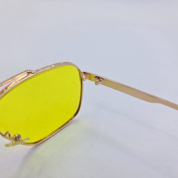 عکس از عینک دید در شب با فریم طلایی و لنز زرد louis vuitton مدل 1099