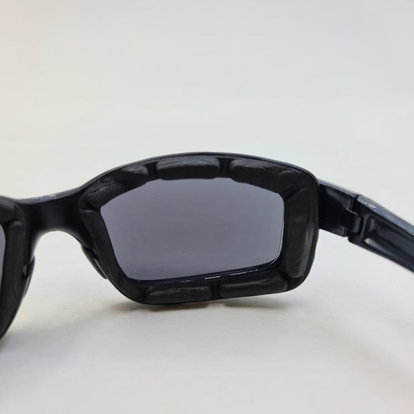 عکس از عینک ورزشی با فریم نوک مدادی و عدسی دودی تیره مدل 108