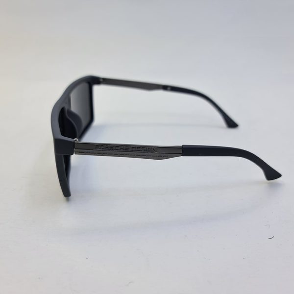 عکس از عینک آفتابی پلاریزه پورشه دیزاین با فریم طوسی مات مدل p929