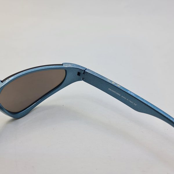 عکس از عینک آفتابی بالینسیاگا با فریم سبز و عدسی آینه ای آبی مدل 10045