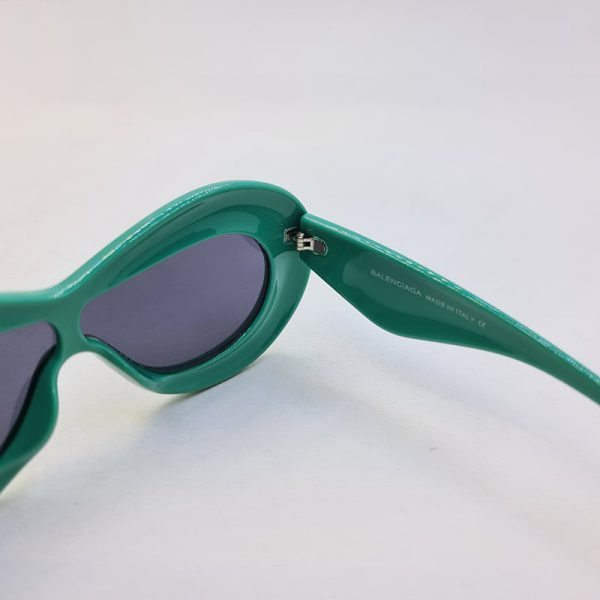 عکس از عینک آفتابی سبز رنگ balenciaga با فریم فانتزی و بیضی شکل مدل 628