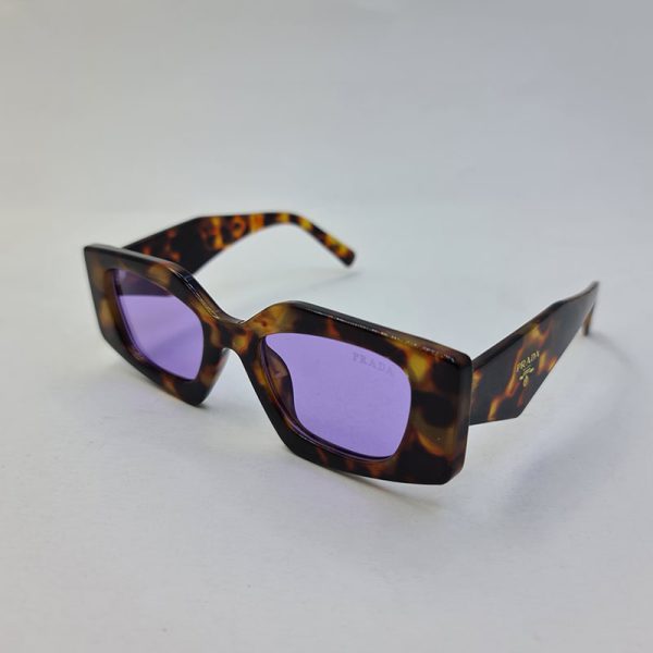 عکس از عینک آفتابی قهوه ای رنگ (هاوانا) با دسته پهن و لنز بنفش برند پرادا مدل m426