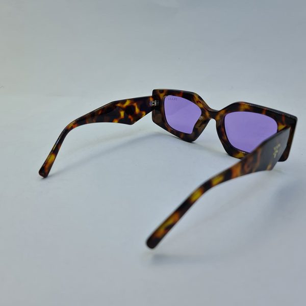 عکس از عینک آفتابی قهوه ای رنگ (هاوانا) با دسته پهن و لنز بنفش برند پرادا مدل m426