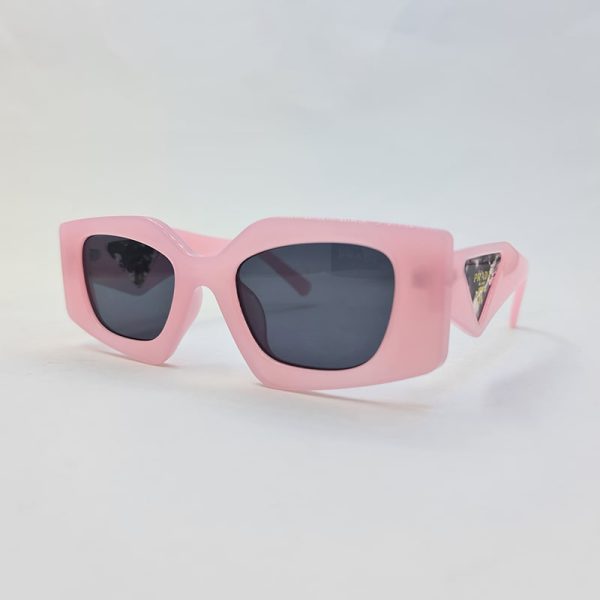 عکس از عینک آفتابی صورتی رنگ با دسته پهن و طرح دار برند پرادا مدل m426