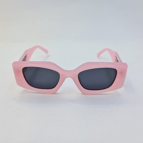 عکس از عینک آفتابی صورتی رنگ با دسته پهن و طرح دار برند پرادا مدل m426