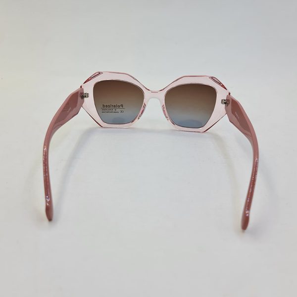 عکس از عینک آفتابی پلاریزه پرادا با دسته 3 بعدی و فریم صورتی رنگ مدل pa58038