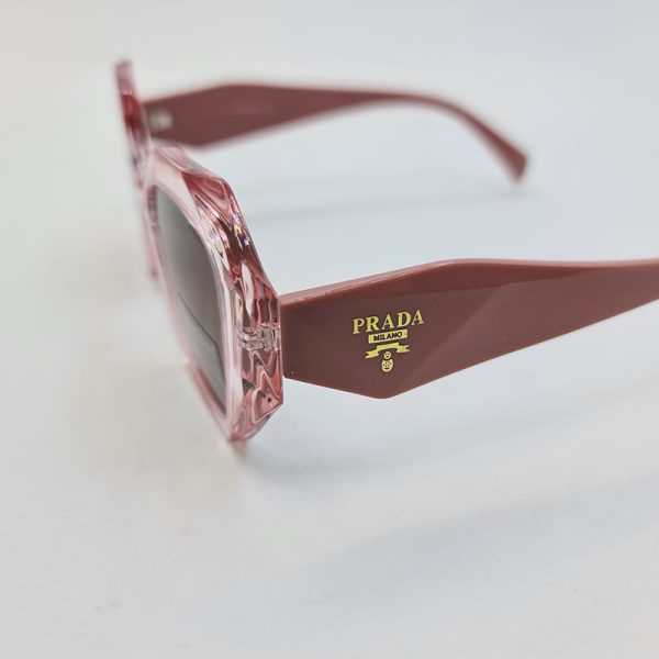 عکس از عینک آفتابی پلاریزه پرادا با دسته 3 بعدی و فریم صورتی رنگ مدل pa58038