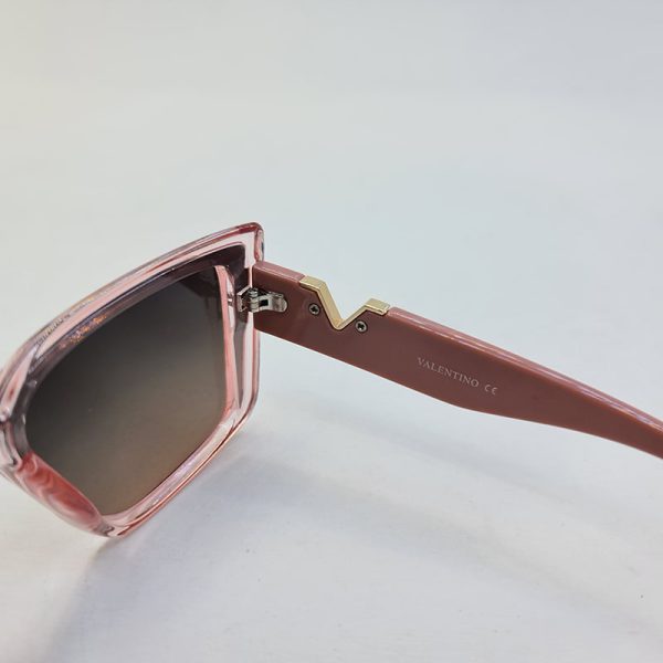 عکس از عینک آفتابی پلاریزه با فریم کالباسی و عدسی دودی برند ولنتینو مدل vn58024