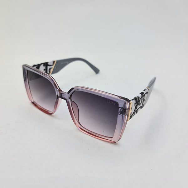 عکس از عینک آفتابی دیور با فریم صورتی و بنفش و دسته طوسی مدل 6818