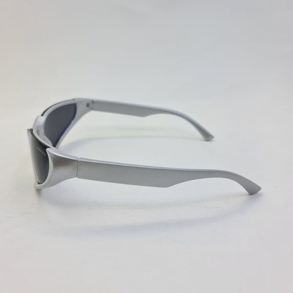 عکس از عینک آفتابی پرادا با فریم نقره ای و عدسی دودی تیره مدل f1000