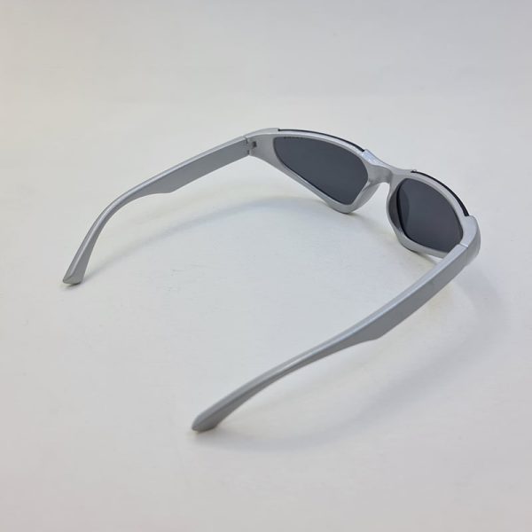 عکس از عینک آفتابی پرادا با فریم نقره ای و عدسی دودی تیره مدل f1000