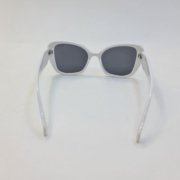 عکس از عینک آفتابی با فریم سفید و پروانه ای با دسته سه بعدی برند پرادا مدل d22909