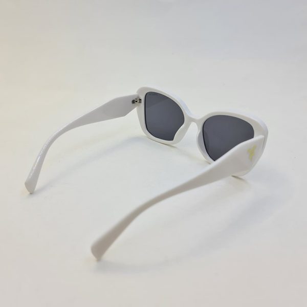 عکس از عینک آفتابی با فریم سفید و پروانه ای با دسته سه بعدی برند پرادا مدل d22909