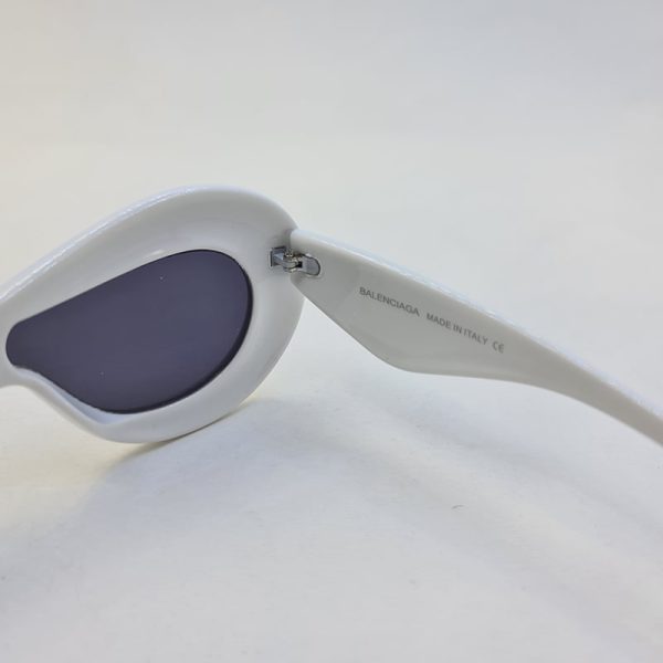 عکس از عینک آفتابی balenciaga با فریم فانتزی و بیضی شکل سفید رنگ مدل 628