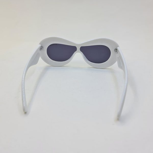 عکس از عینک آفتابی balenciaga با فریم فانتزی و بیضی شکل سفید رنگ مدل 628