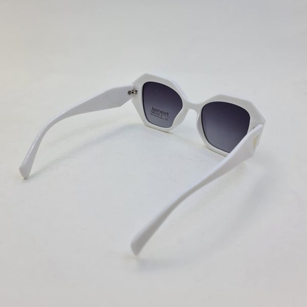 عکس از عینک آفتابی پلاریزه prada با فریم و دسته سفید براق مدل pa58038
