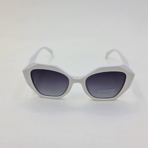 عکس از عینک آفتابی پلاریزه prada با فریم و دسته سفید براق مدل pa58038