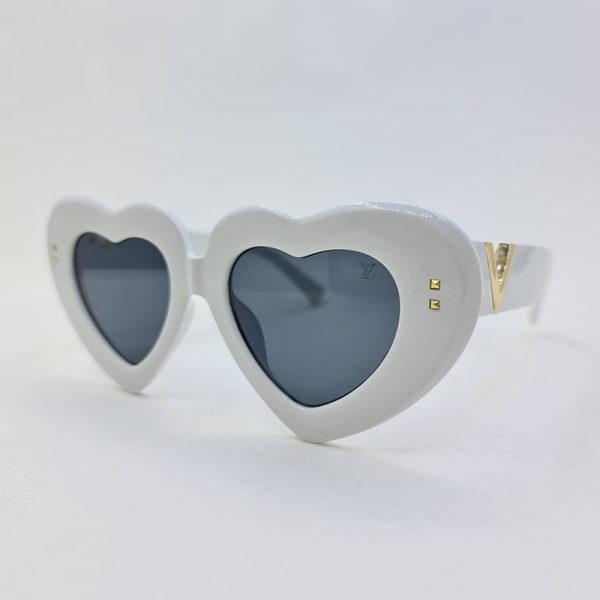 عکس از عینک آفتابی لویی ویتون با فریم قلبی و سفید رنگ مدل 21095