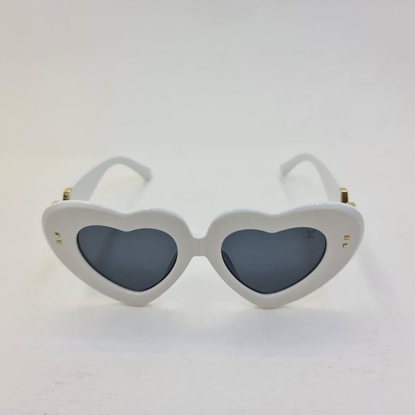 عکس از عینک آفتابی لویی ویتون با فریم قلبی و سفید رنگ مدل 21095