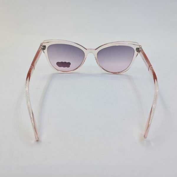 عکس از عینک آفتابی گربه ای بچه گانه با فریم رنگ بژ و لنز بنفش مدل 3086
