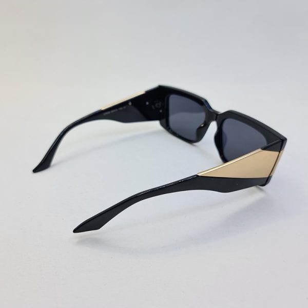 عکس از عینک آفتابی دولچه گابانا با دسته پهن و فریم مشکی و طلایی رنگ مدل lh026